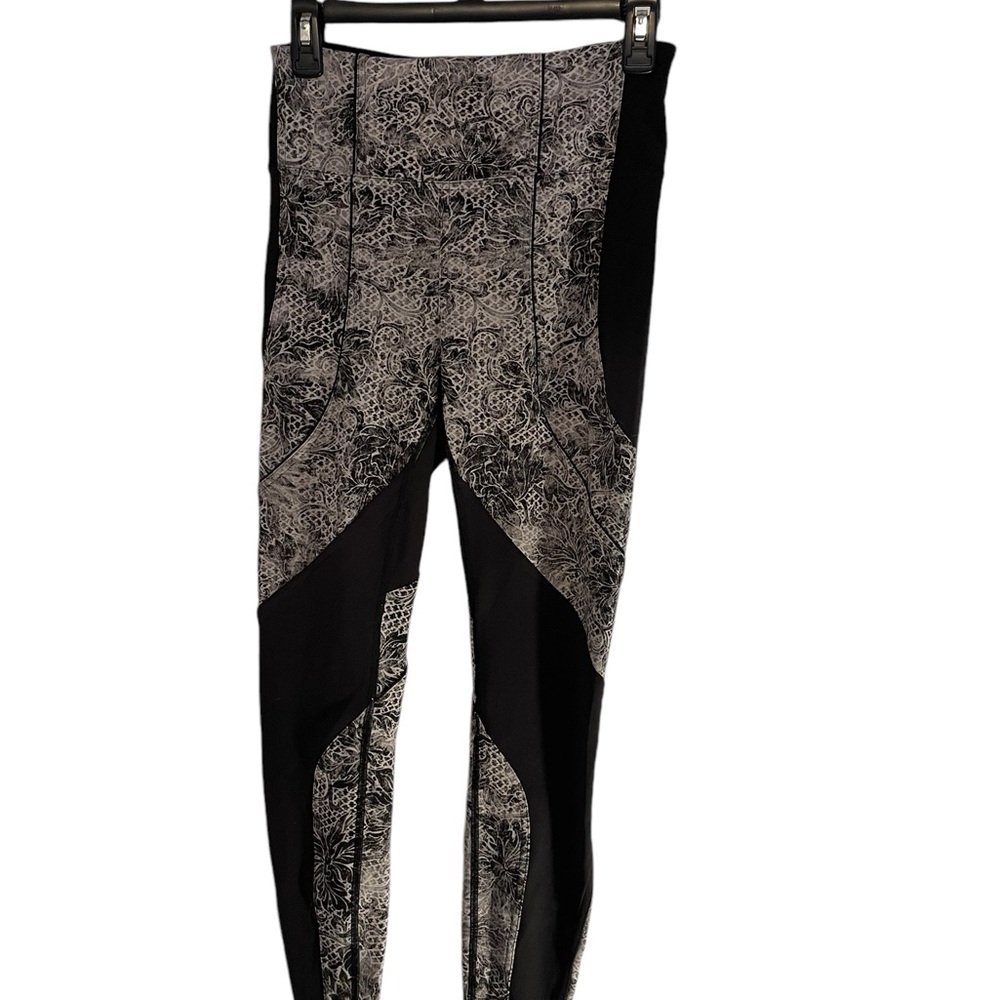 LULULEMON WOMEN’S BLACK SNAKE SKIN PRINT LEGGINGS SIZE 8!